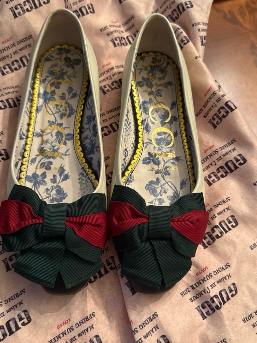 Gucci Cream Ballet Flats with Green and Red Ribbon Bow